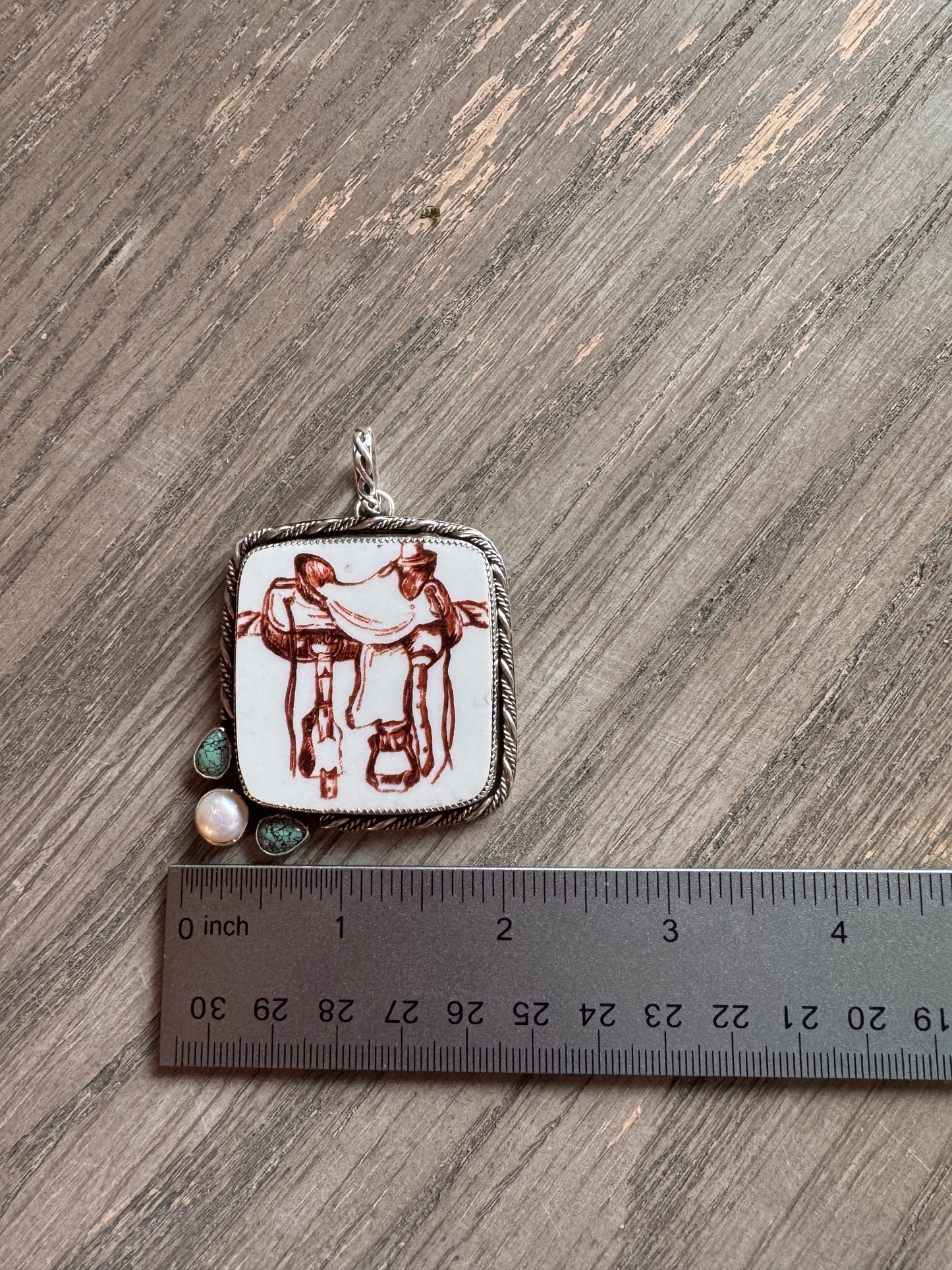 Saddle pendant