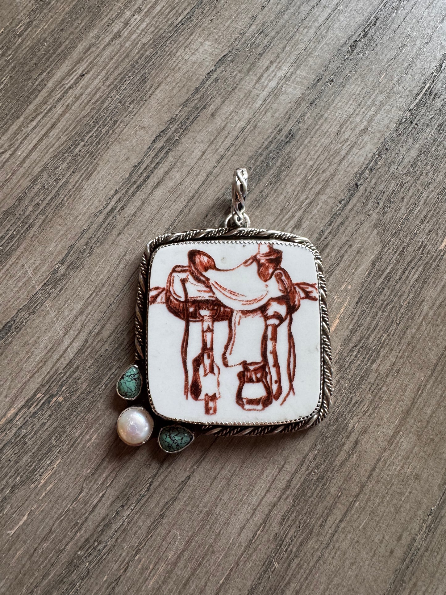 Saddle pendant